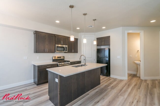 Building Photo - Hurricane Valley 3 Bedroom Townhome