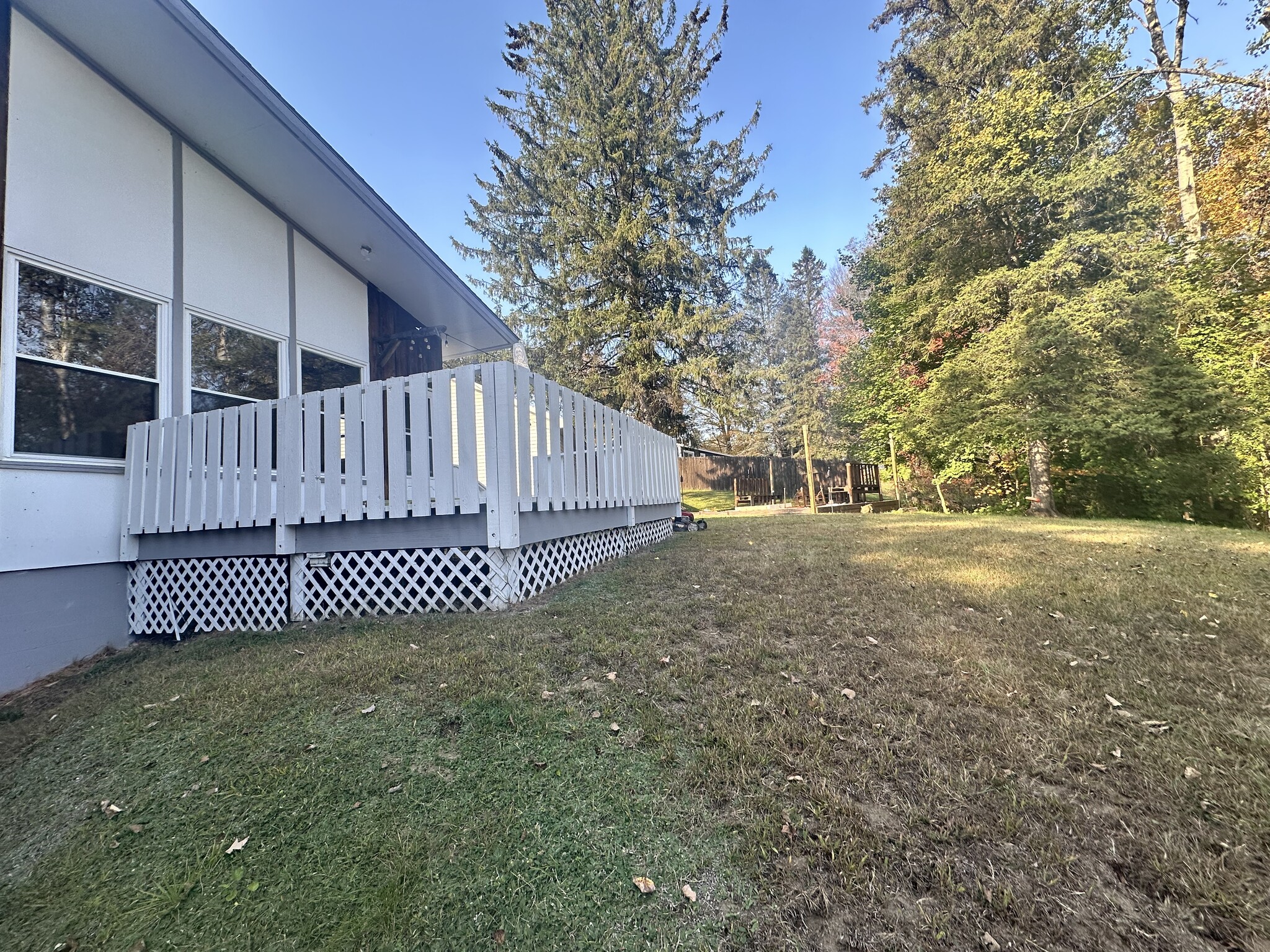 Backyard + deck - 142 Bunker Hill Cir