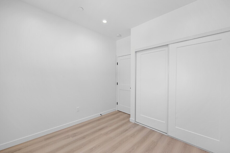 Building Photo - 8460 Glencrest Dr