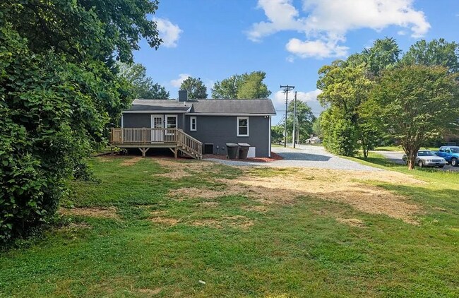Building Photo - Charming 3 bedroom, 1 bathroom brick home ...