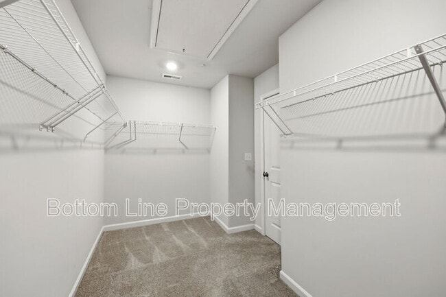 Building Photo - 5038 Kota St