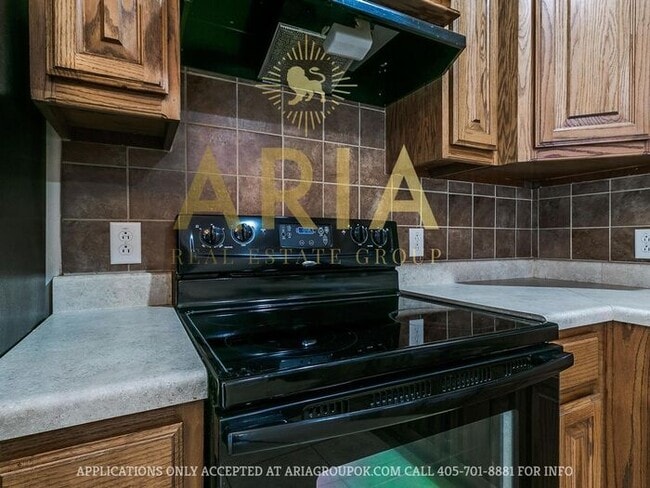 Building Photo - Spacious 2 Bed/1.5 Bath Norman Townhome Av...