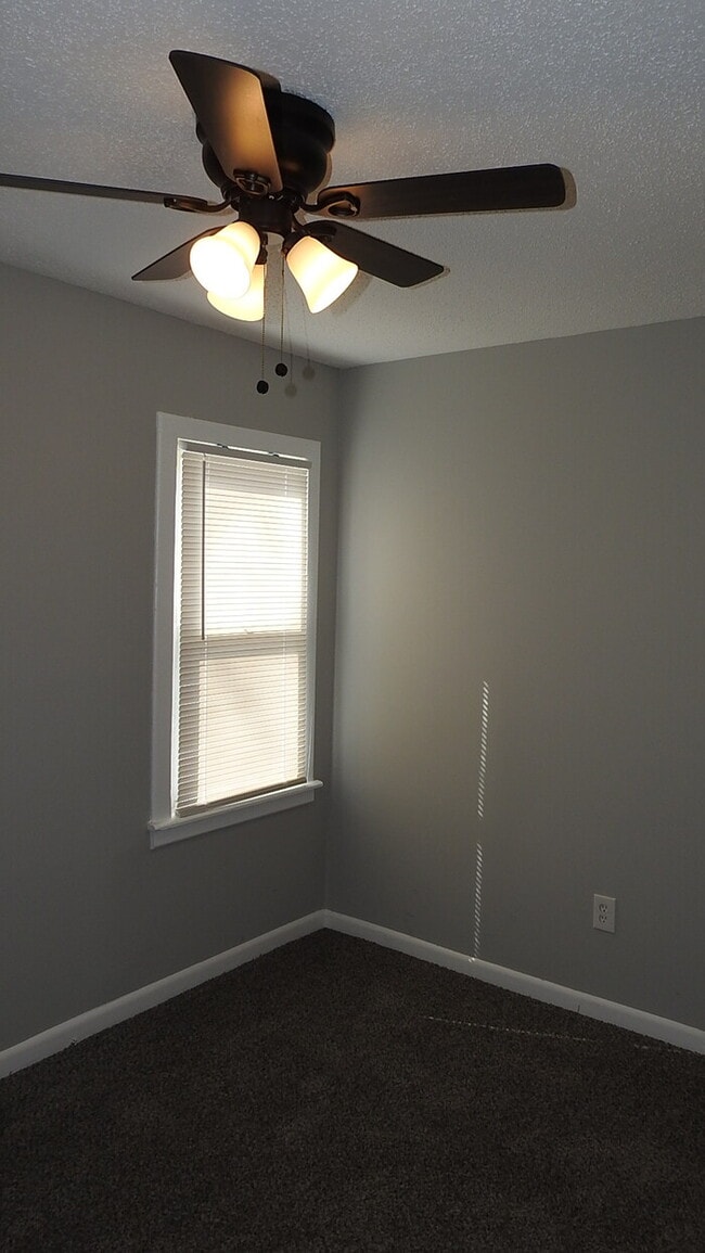 Building Photo - Cozy 3 bedrooms and 2 full baths home located on Holt Lane in Kansas City, KS