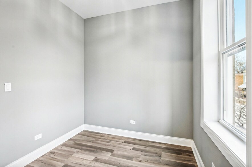 Building Photo - 1806 S Trumbull Ave