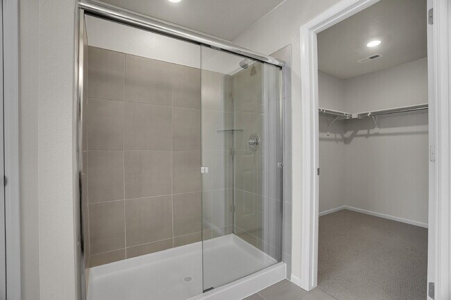 Building Photo - $3,230.95 with $300 off the first month's Rent - 4 Bedrooms, 3.5 Bathrooms, Townhouse in Broomfie...