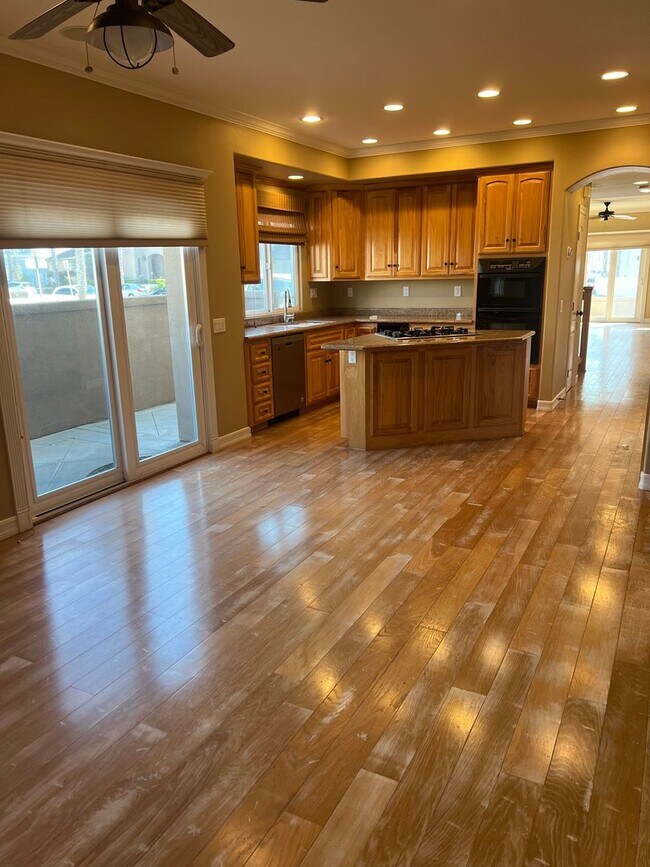 Building Photo - Custom home 1 block to ocean