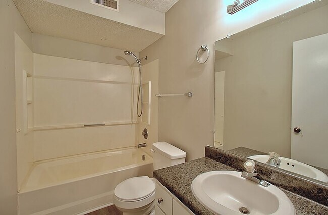 Building Photo - 910 Brett Dr