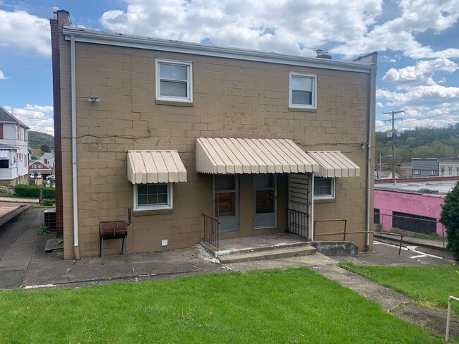 Building Photo - Spacious 2-bedroom 1-bath Townhome, Christ...