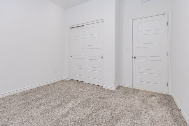 Building Photo - 600 N Carriage Hill Dr