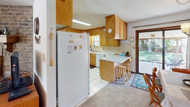 Building Photo - Fully Furnished 3 Bedroom Rental