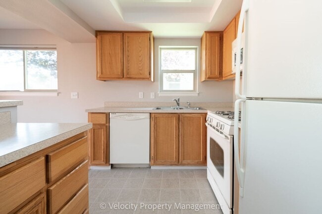 Building Photo - Beautiful Townhome with new paint, carpet ...