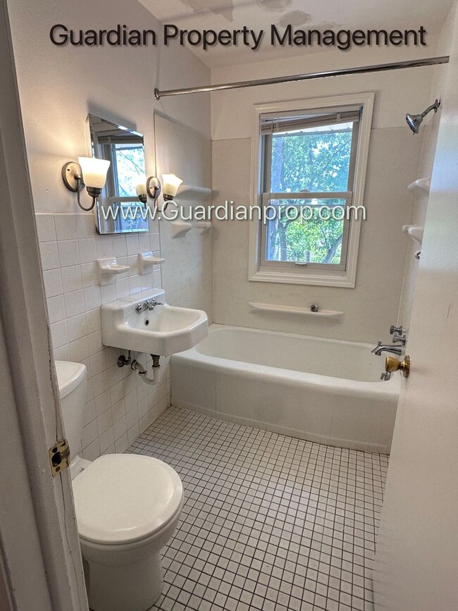 Building Photo - Crosstown Side By Side, Washer/Dryer In Unit, 1 Garage Space, Hardwood Floors, Dishwasher