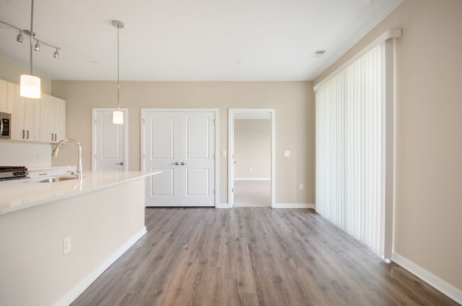 Building Photo - Two Bedroom Luxury Apartment (Elevator Bui...