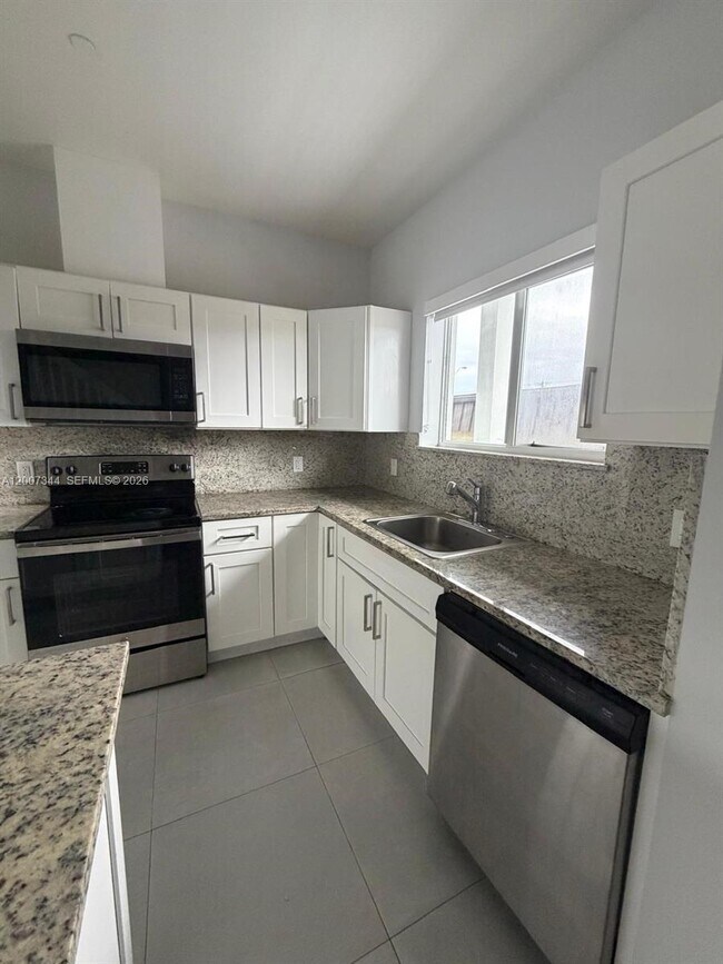 Building Photo - 381 E 50th St