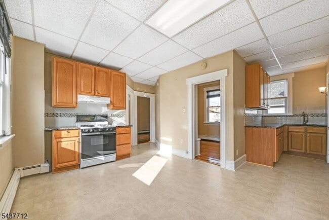 Building Photo - 74 Plauderville Ave