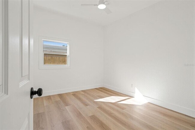 Building Photo - 4606 W Paxton Ave