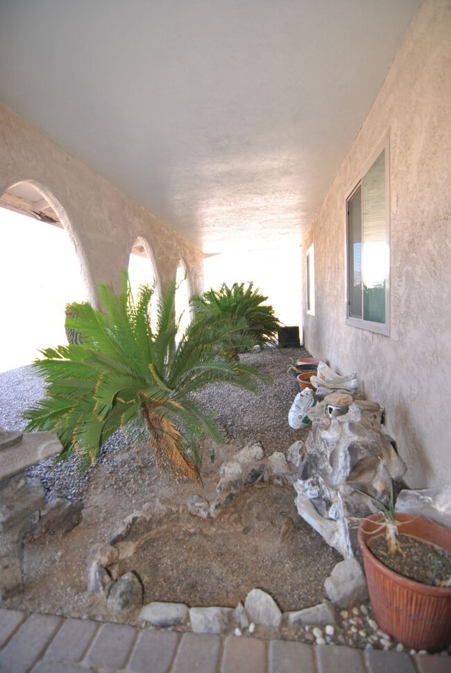 Building Photo - Furnished 3 Bed 2 Bath POOL Home!! Long Te...