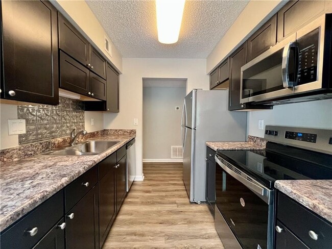 Building Photo - 1605 Huntingdon Chase