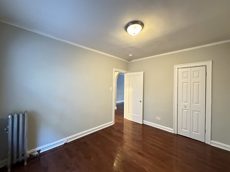 Building Photo - 547 W Surf St