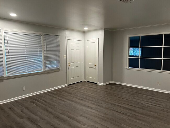 Building Photo - 1909 McCall St