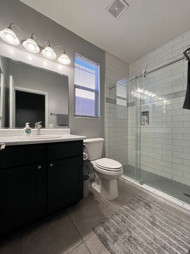 Building Photo - Central- FURNISHED 4 bedroom/ 3 bathroom h...