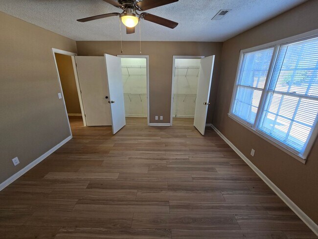 Building Photo - 2 bedroom 1.5 bath condo now available for rent in Dalton, Ga