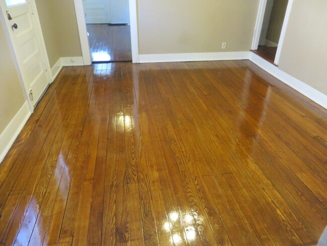 Building Photo - Two Bedroom Home with a bonus room/3rd bedroom in Historic District (Williams-Woodland Historic P...