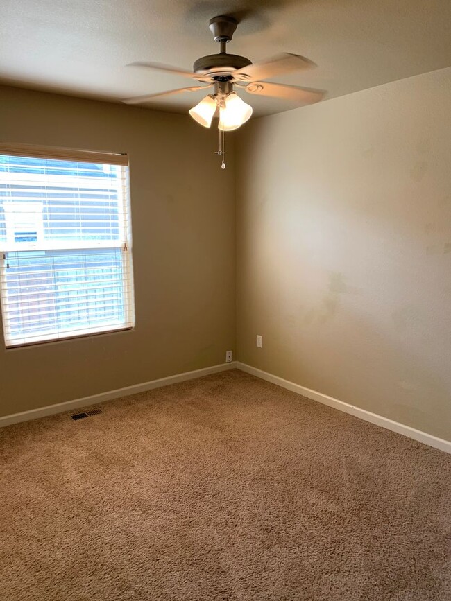 Building Photo - BEAUTIFUL, SPACIOUS, 4 BEDROOM, 3 BATHROOM...