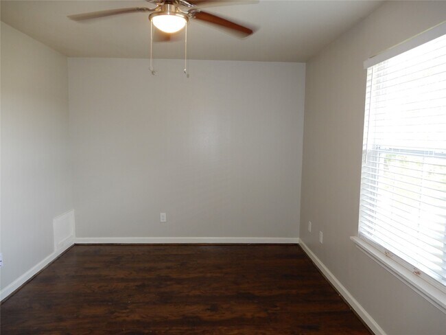 Building Photo - 1810 Country Village Blvd