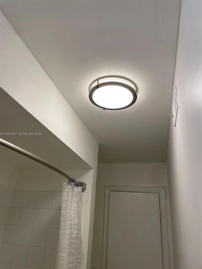 Building Photo - 1235 SW 46th Ave