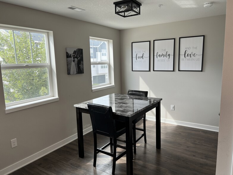 Building Photo - 170 NE 23rd Ln