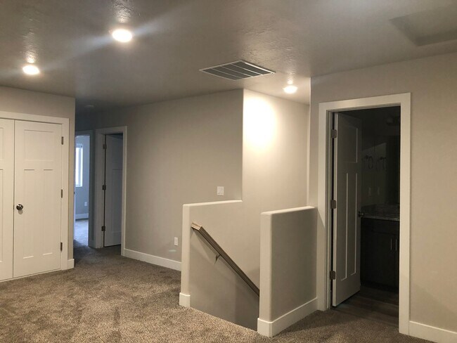 Building Photo - 4 Bedroom 2.5 Bathroom Townhome