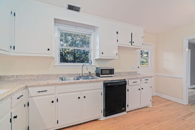 Building Photo - Peaceful Living in West Ashley!