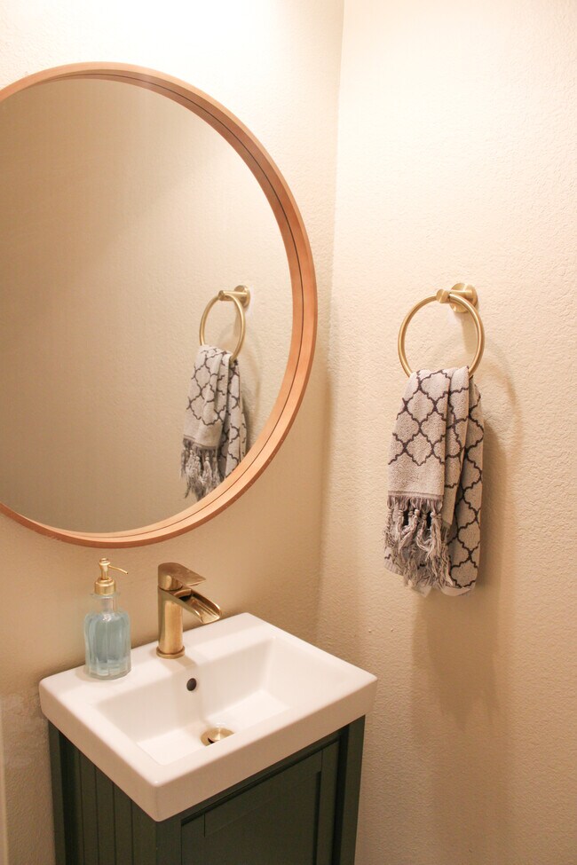 downstairs bathroom - 1607 Kemah Dr