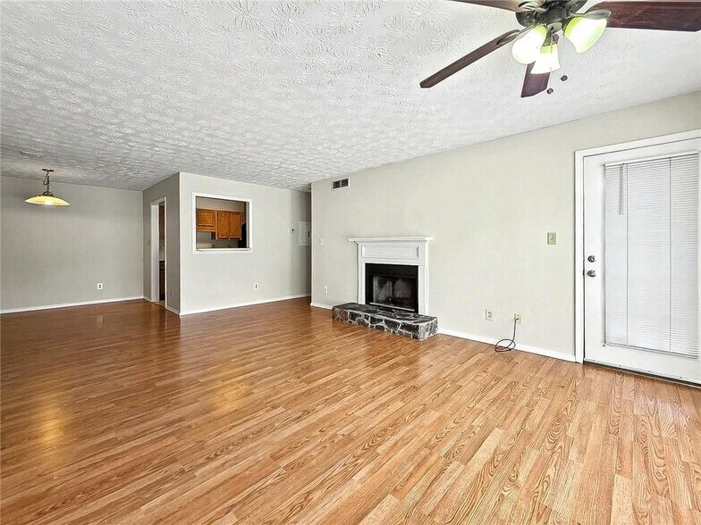 Building Photo - 1702 Country Park Dr