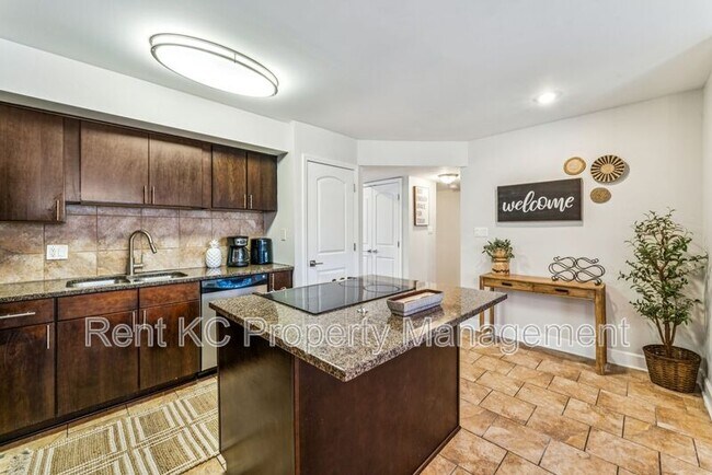 Building Photo - 530 W 10th St