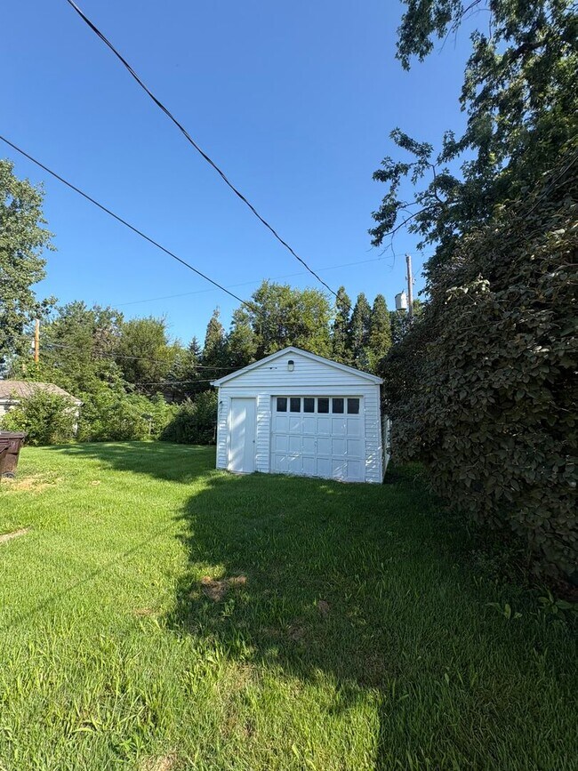 Building Photo - 925 W Willow Ln