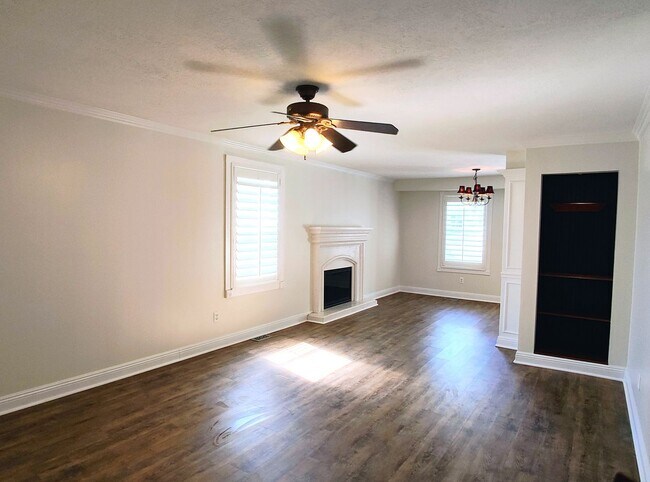 Building Photo - Beautiful 5 Bd 3.5 Ba Home w/Mother-In-Law...