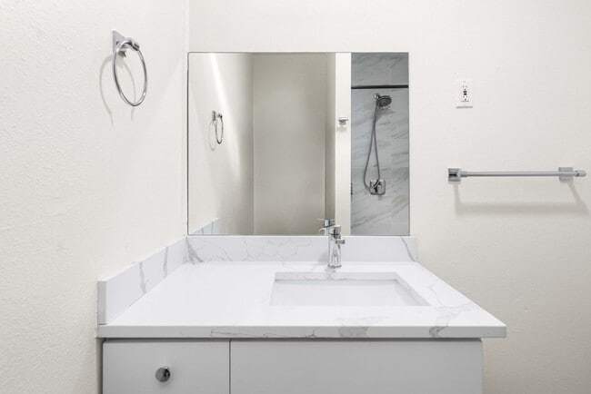 Building Photo - 815 SW Cloverdale St