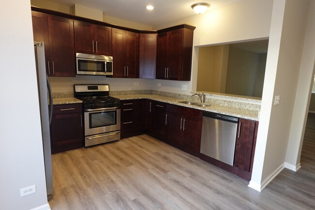 Building Photo - 1136 N Claremont Dr