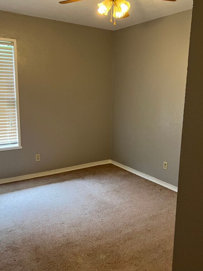 Building Photo - 3 Bedroom, 1 Bath