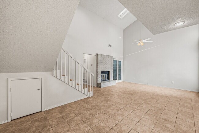Building Photo - Spacious 2/2/2!