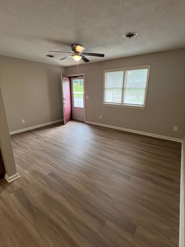 Building Photo - Move in Ready! Cozy & Modern 1-Bedroom Haven