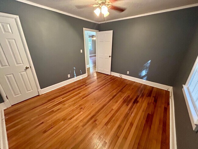 Building Photo - Adorable Cottage Vibes!