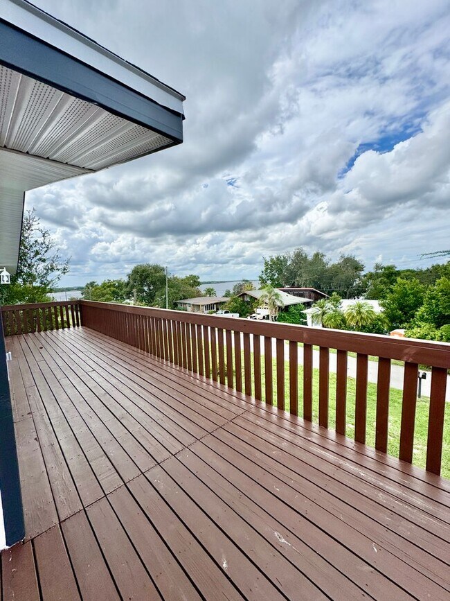 Building Photo - Beautifully Renovated 2-Bed/1-Bath Upstair...