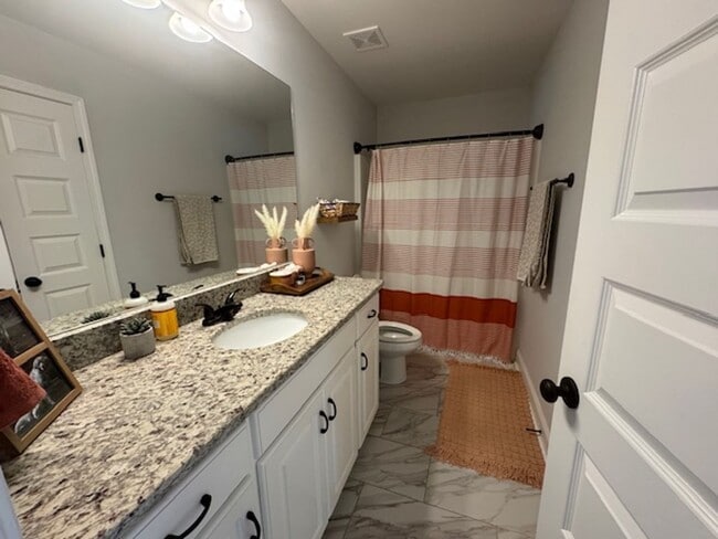 Building Photo - 4br/2ba Pet friendly 1-level home in Fort ...