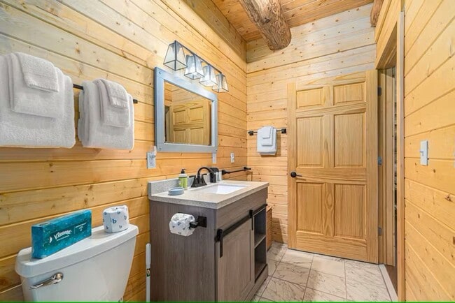 Building Photo - Furnished Log Cabin Extended Stay Summer Rental