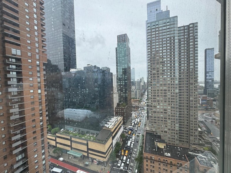 Building Photo - 500 W 43rd St
