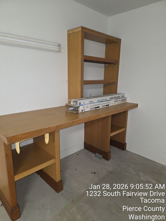 Building Photo - View home North Tacoma - 3 bedroom, 3.5 bathroom, 6 car garage - Available NOW!!!