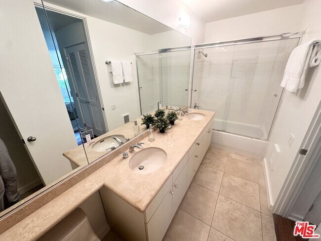 Building Photo - 330 S Barrington Ave